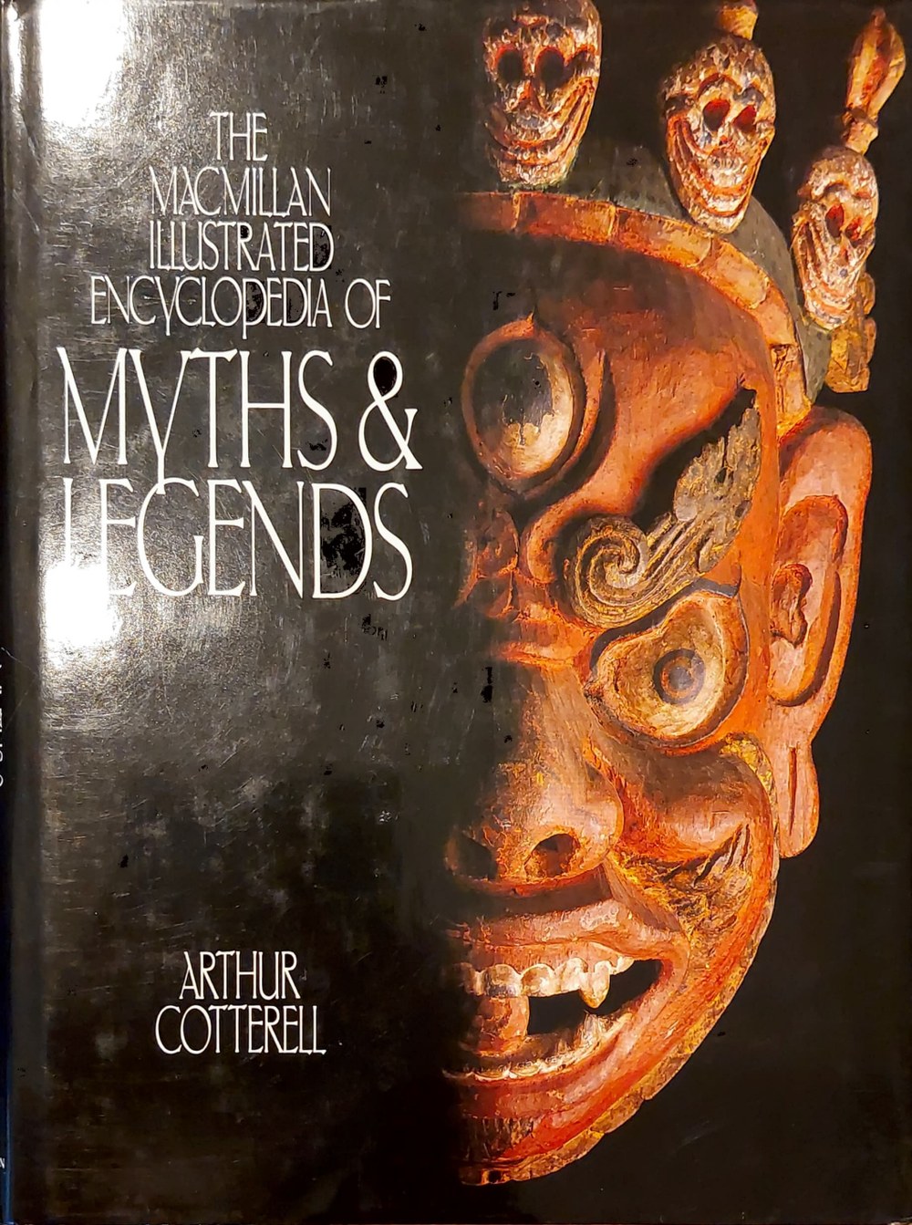 Boekomslag van The Macmillan Illustrated Encyclopedia of Myths & Legends